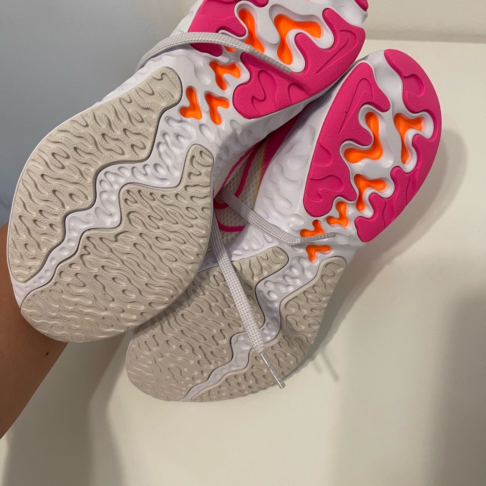 Nike shoes for woman size 6, NEW